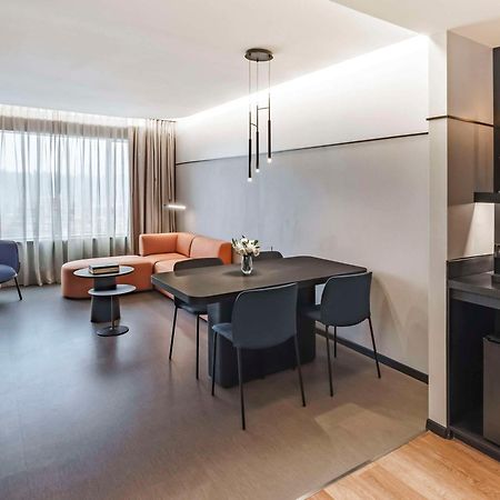 Pullman Santiago Vitacura Bagian luar foto A suite at the hotel