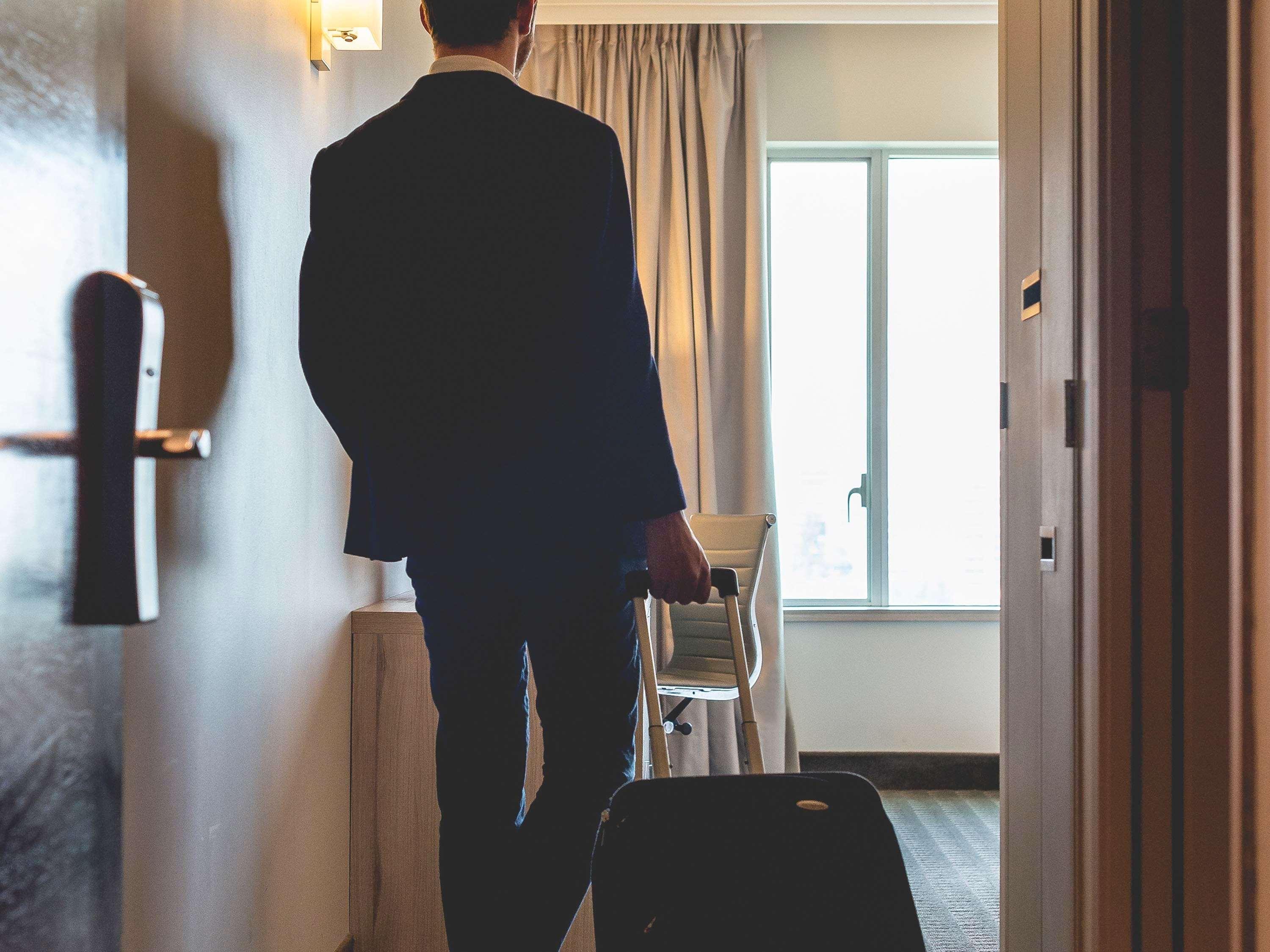Pullman Santiago Vitacura Bagian luar foto A bellboy entering a hotel room