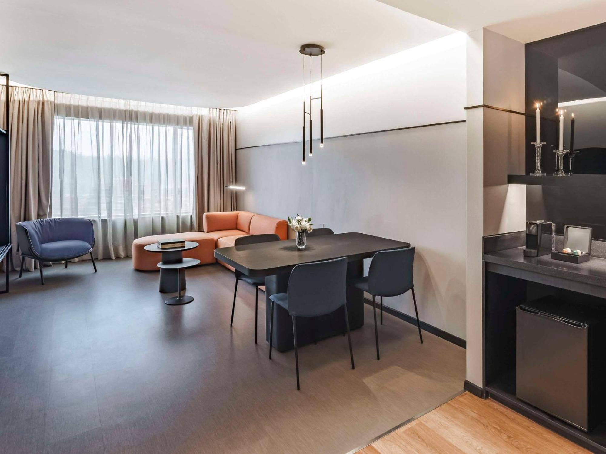 Pullman Santiago Vitacura Bagian luar foto A suite at the hotel