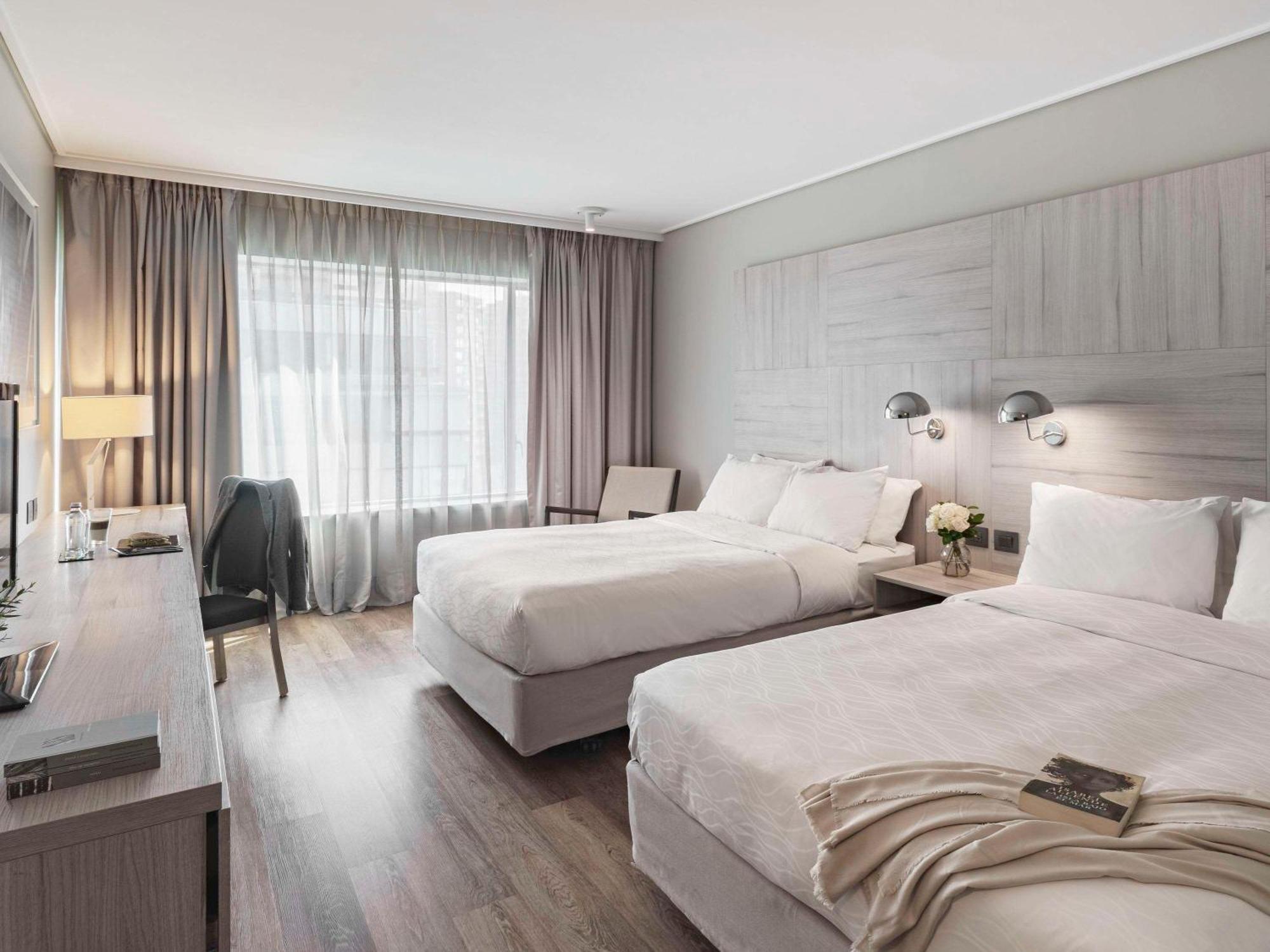 Pullman Santiago Vitacura Bagian luar foto A typical room at the hotel