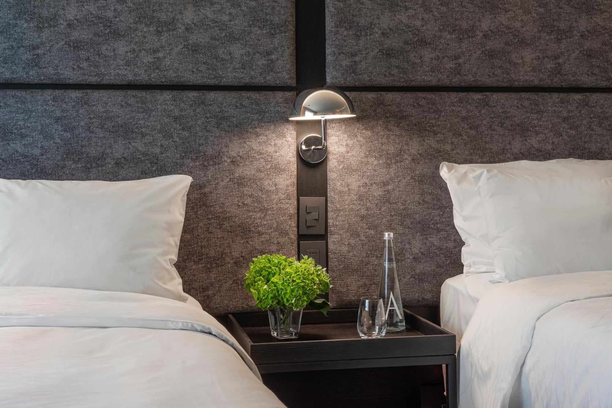 Pullman Santiago Vitacura Bagian luar foto A wall-mounted light