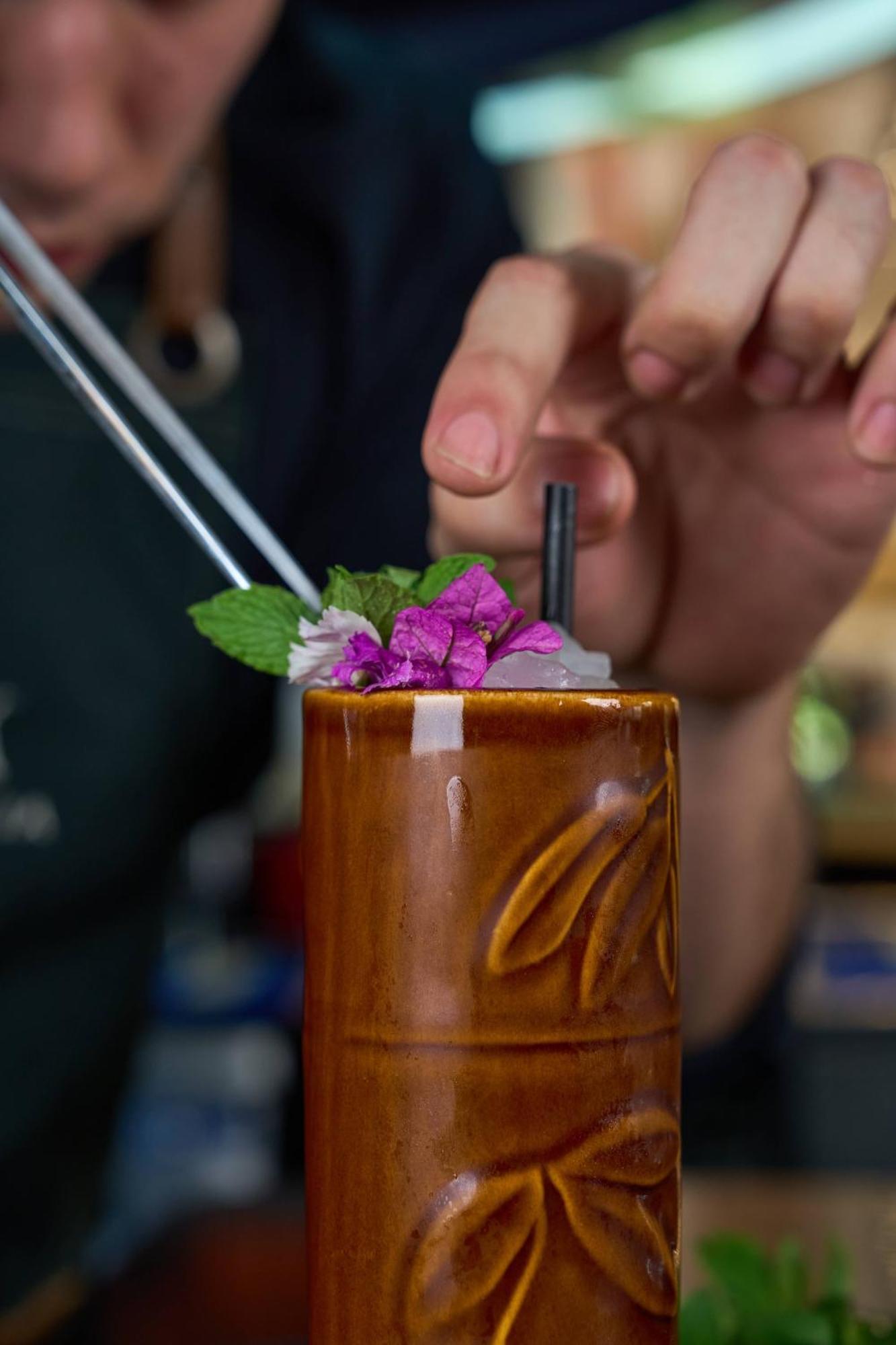 Pullman Santiago Vitacura Bagian luar foto A tiki drink being garnished