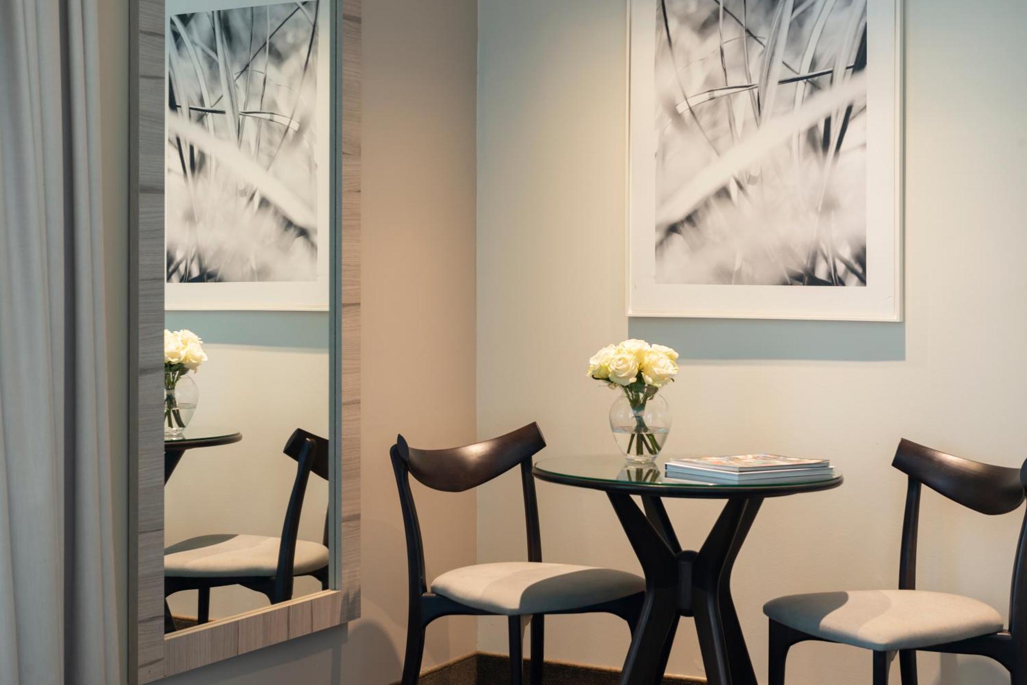 Pullman Santiago Vitacura Bagian luar foto A dining room in a private suite