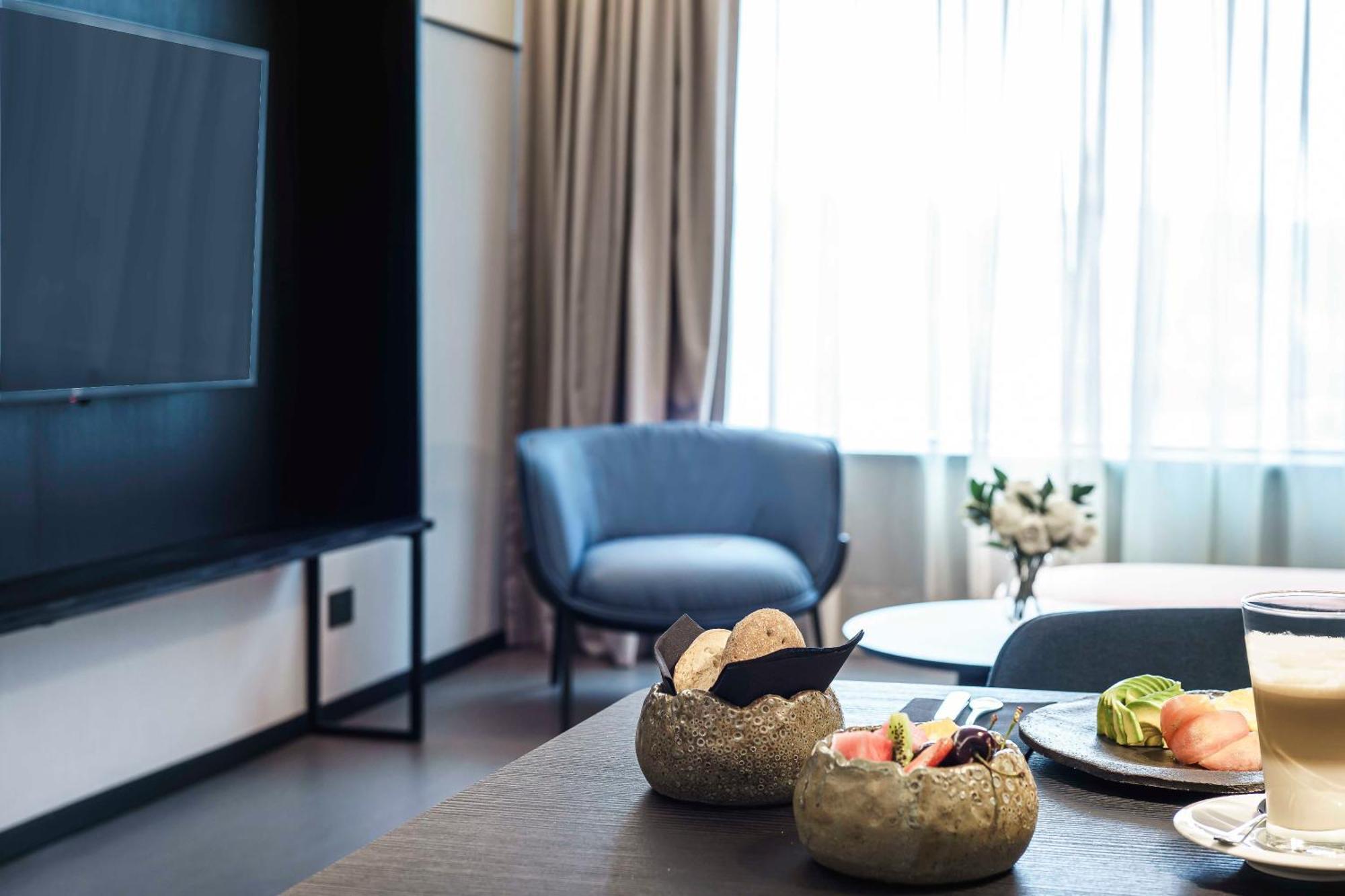 Pullman Santiago Vitacura Bagian luar foto A suite at the hotel