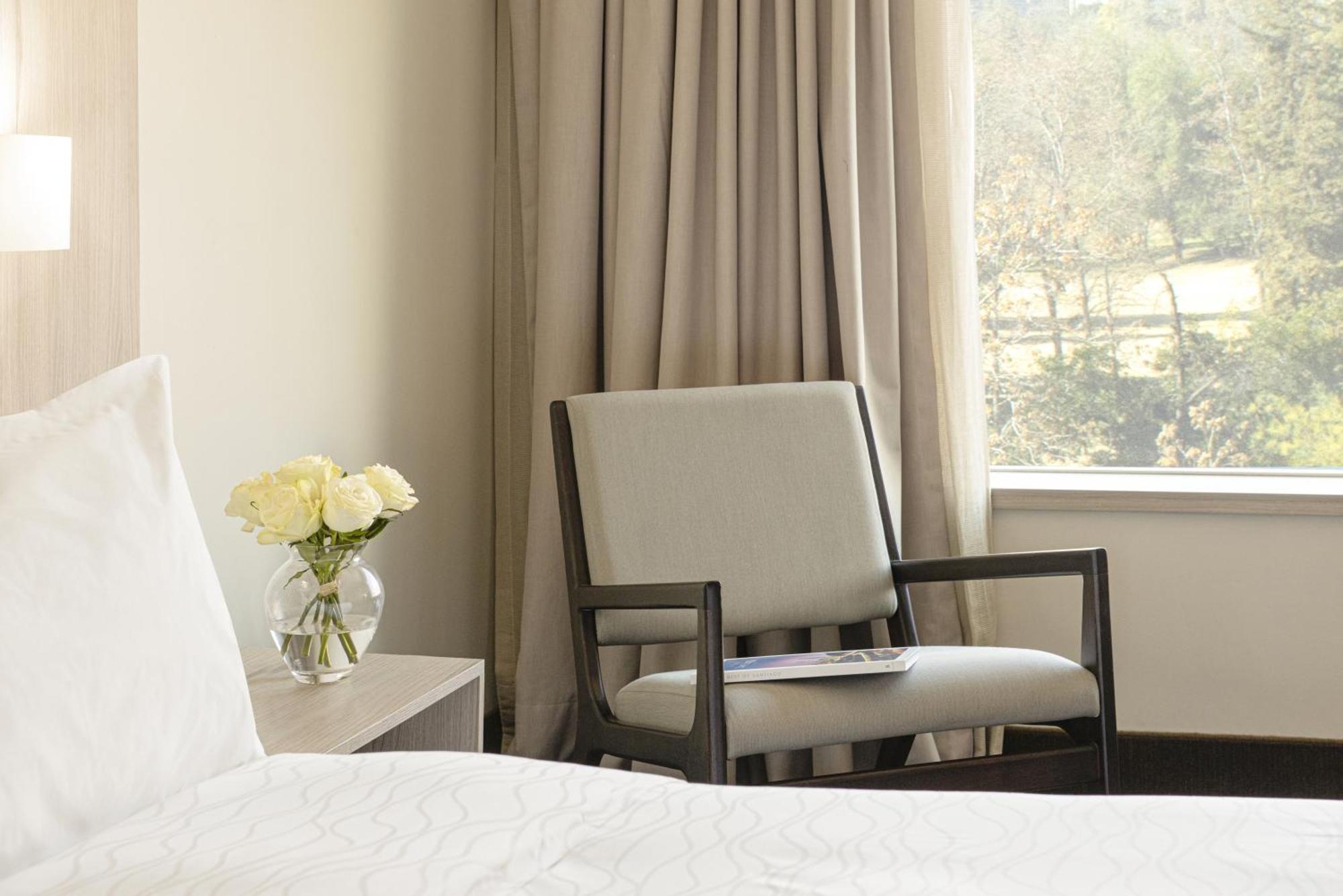 Pullman Santiago Vitacura Bagian luar foto A guest room at the Hotel