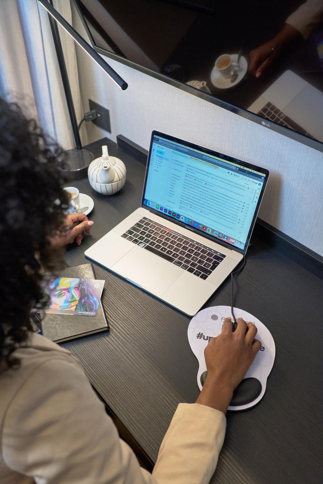Pullman Santiago Vitacura Bagian luar foto Surface Laptop 3