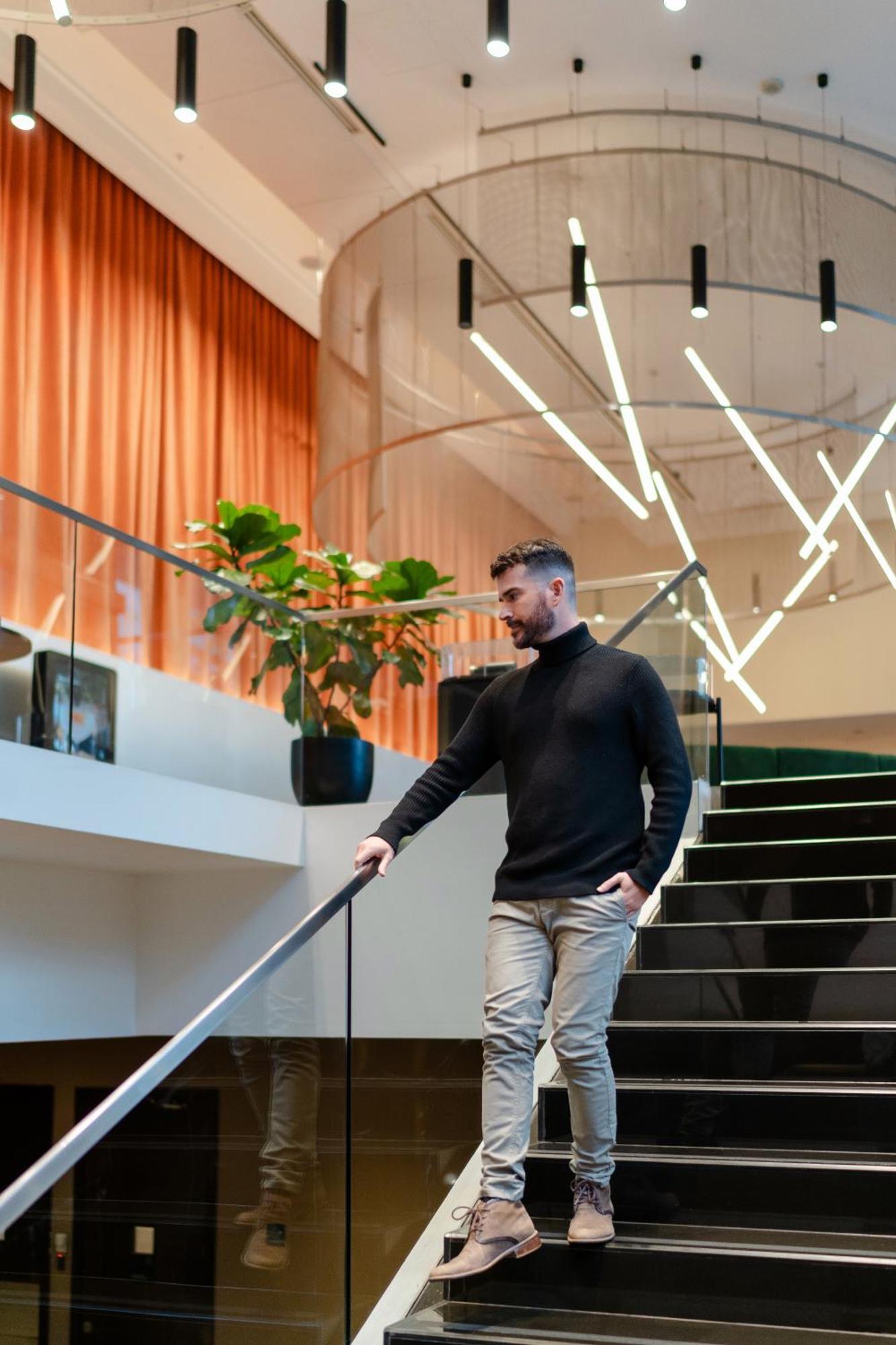 Pullman Santiago Vitacura Bagian luar foto A man wearing a turtleneck