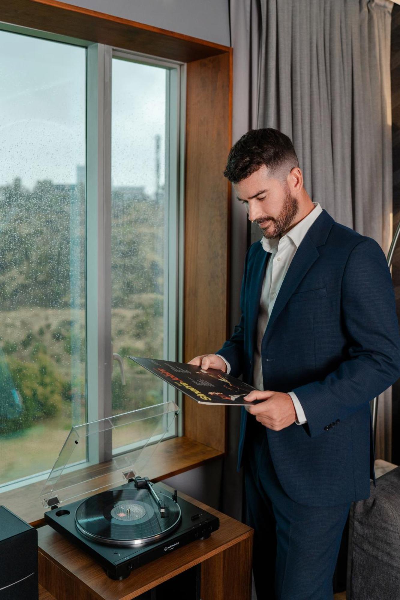 Pullman Santiago Vitacura Bagian luar foto A man wearing a suit