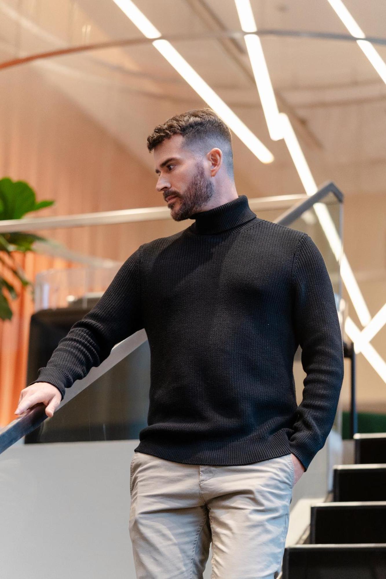 Pullman Santiago Vitacura Bagian luar foto A man wearing a turtleneck
